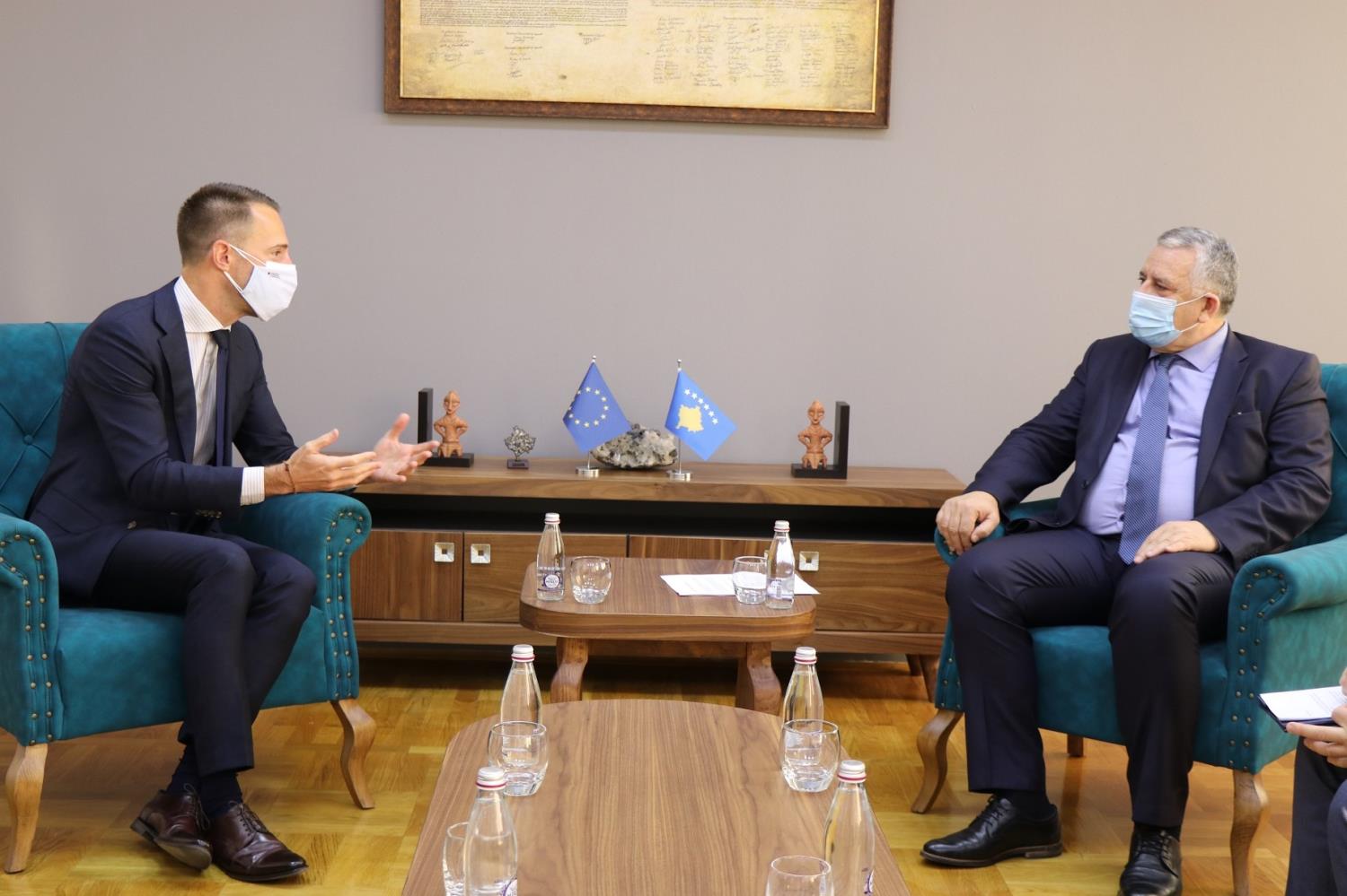 Ministri Veliu takohet me Sekretarin e përhershëm të Komunitetit të Transportit Matej Zakonjšek